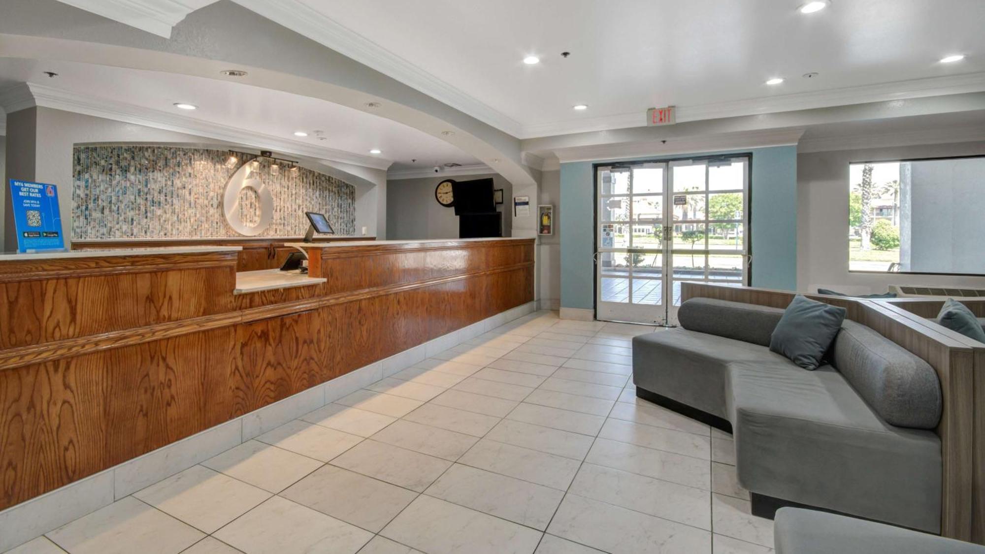 6 Ca Convention Center Airport Hotel