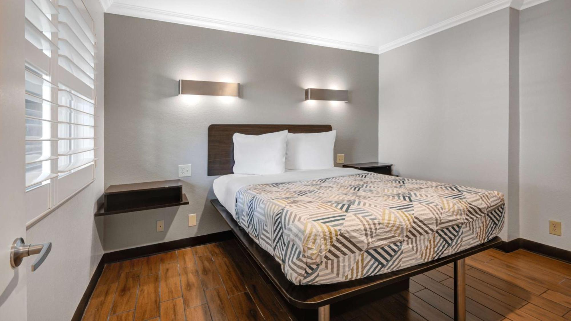 Hotel 6 Ca Convention Center Airport 3*