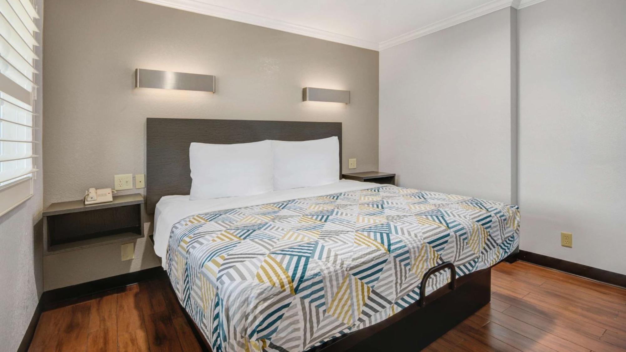 6 Ca Convention Center Airport Hotel 3*